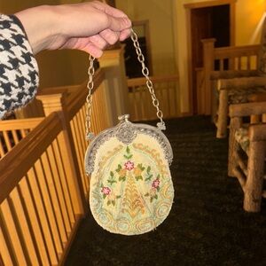 Elegant Floral Embroidered Chain Bag